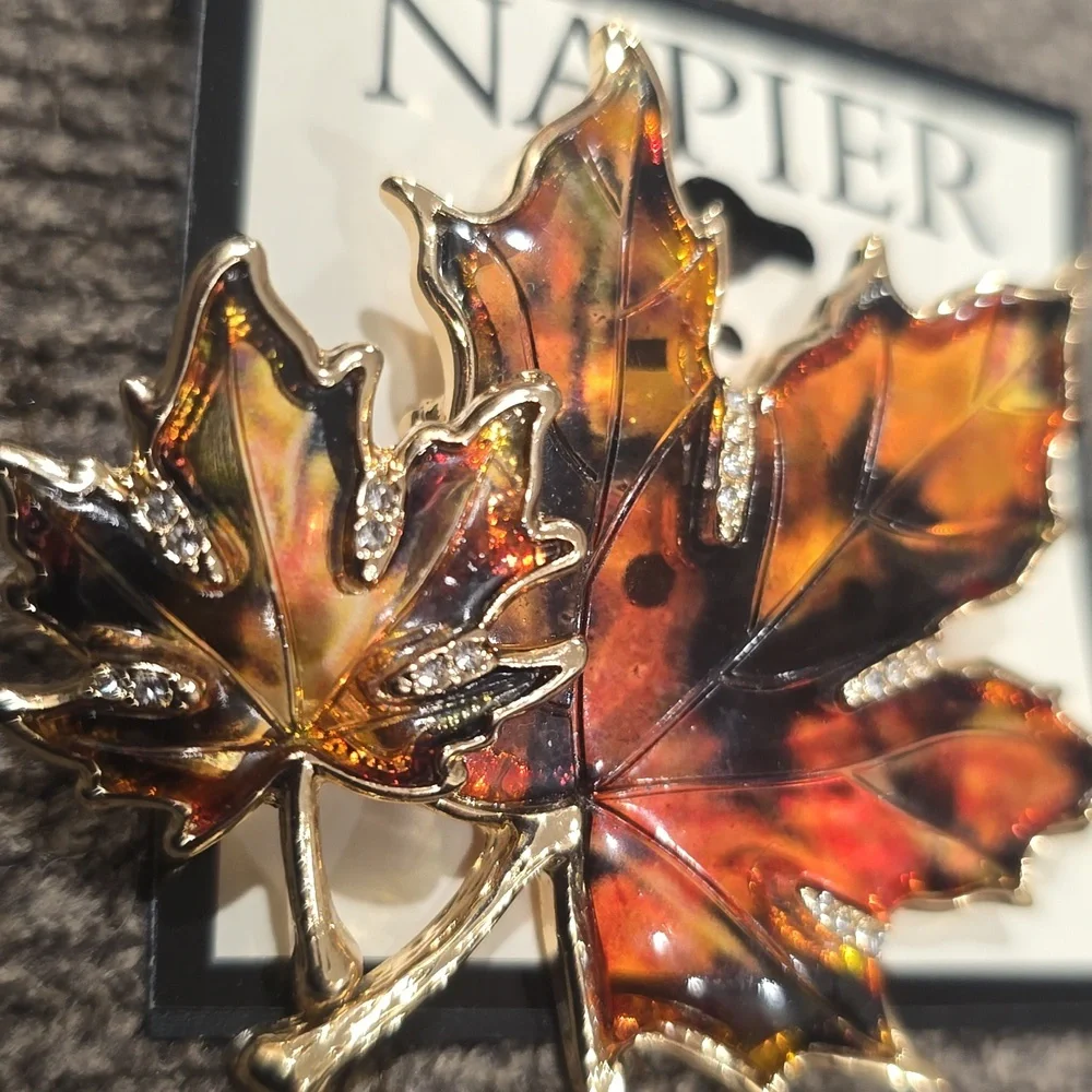 NAPIER BRAND FASHION JEWELRY FANCY SPARKLING GOLDTONE FALL LEAVES PIN BROOCH
